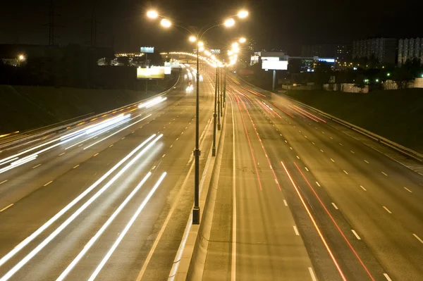 Światło drogowe w nocy — Zdjęcie stockowe