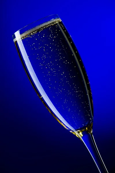 På blå bakgrund champagne glas — Stockfoto
