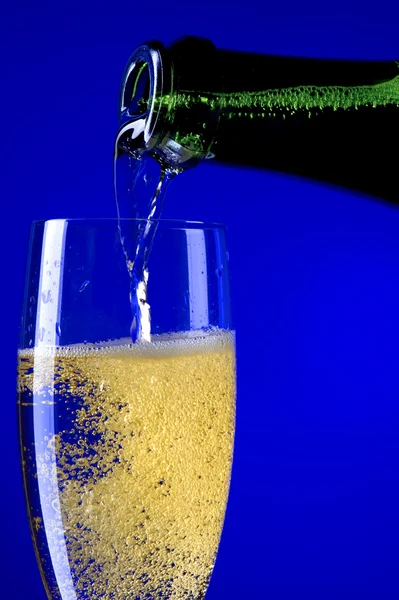 Copos de champanhe closeup em azul — Fotografia de Stock