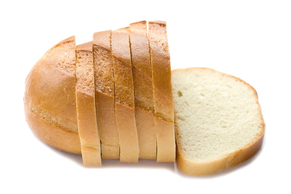 Резание белого хлеба на белом — стоковое фото