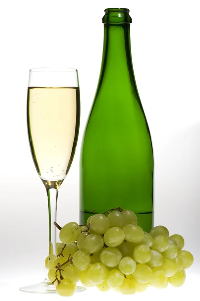 ブドウとボトルのシャンパン グラス — ストック写真