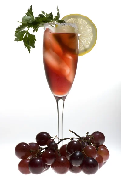Champagneglazen met rode druiven — Stockfoto