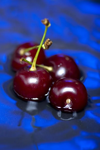 Cherry v makru vody — Stock fotografie