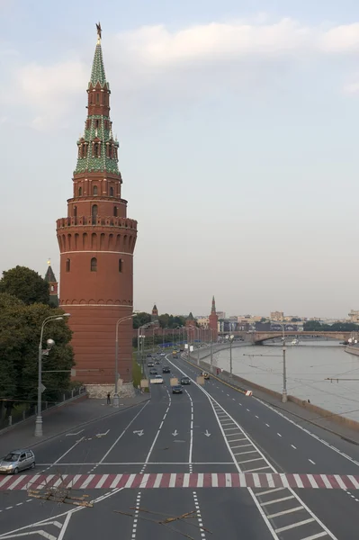 Torre de Moscou Kremlin e estrada — Fotografia de Stock