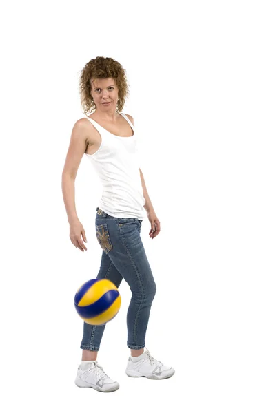 Женщина с мячом на белом фоне — стоковое фото