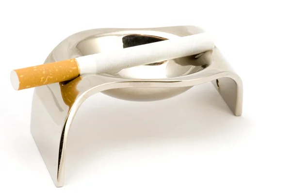 Пепельница с сигаретой — стоковое фото