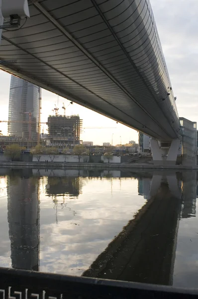 Eine Brücke über einen Fluss zu werfen — Stockfoto