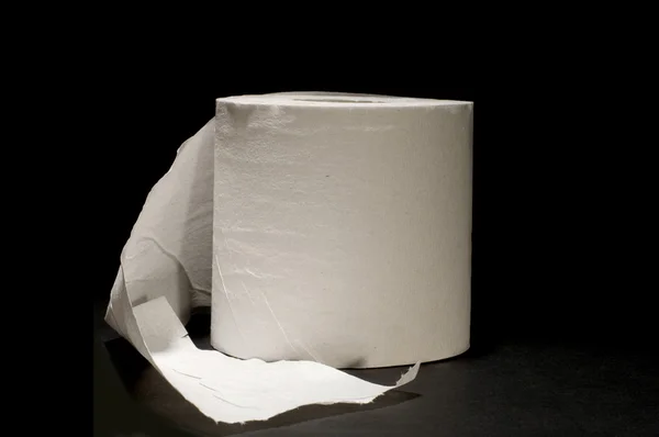 Туалетная бумага на черном — стоковое фото