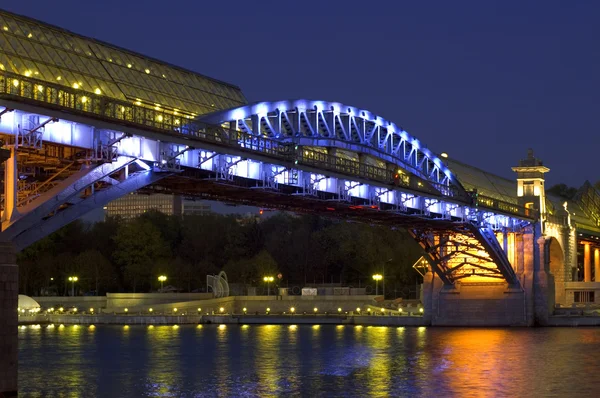 Köprü nehrin üzerinde — Stok fotoğraf