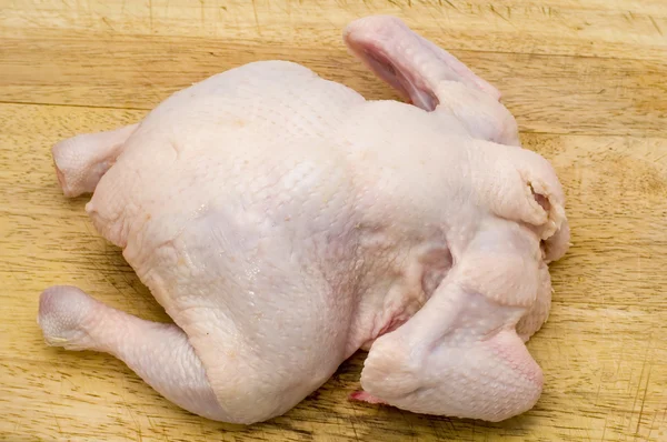 Ahşap üzerine tavuk — Stok fotoğraf