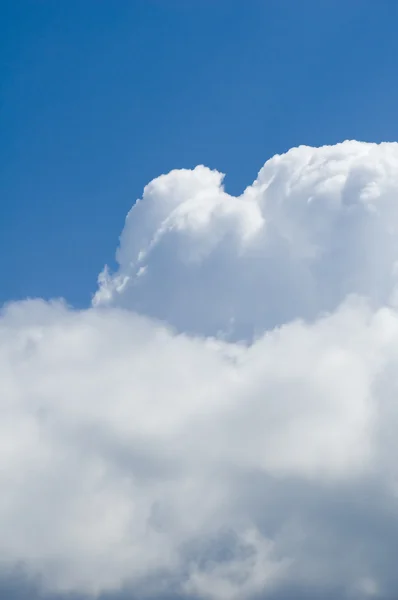 Cumulus en blauwe hemel — Stockfoto