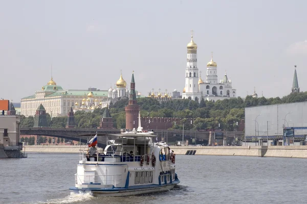 モスクワ川のボート — ストック写真