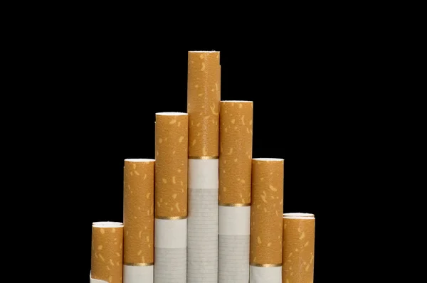 Сигарета на черном фоне — стоковое фото