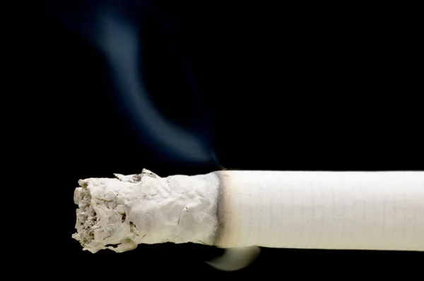 Сигарета с дымом — стоковое фото