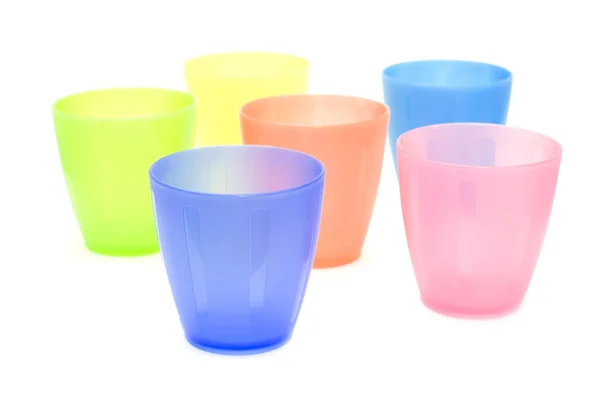 Кольорові пластикові чашки крупним планом — стокове фото