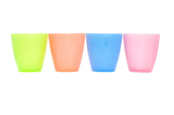 Цвет пластиковые чашки на белом — стоковое фото