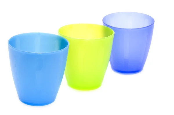 Цветные пластиковые чашки — стоковое фото