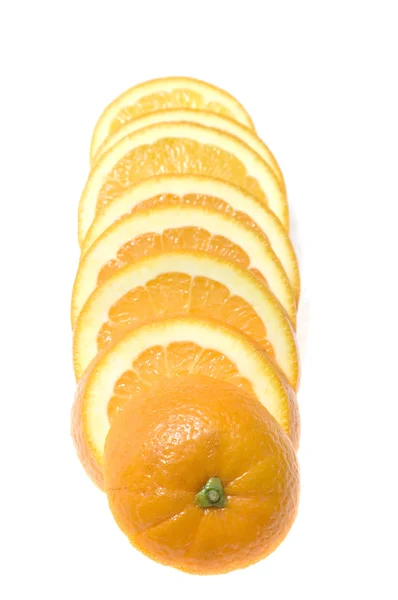 Cortando laranja no branco — Fotografia de Stock