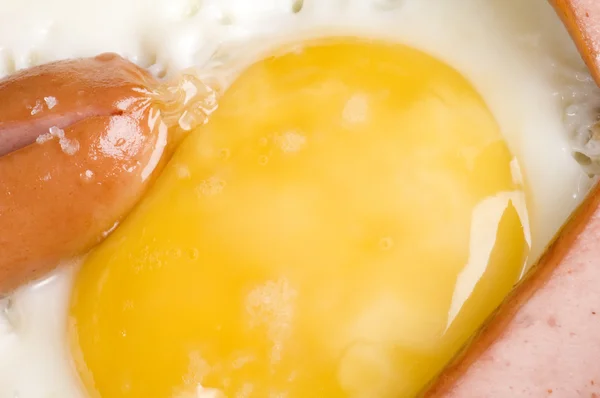 Vajíčka a klobásou makro — Stock fotografie