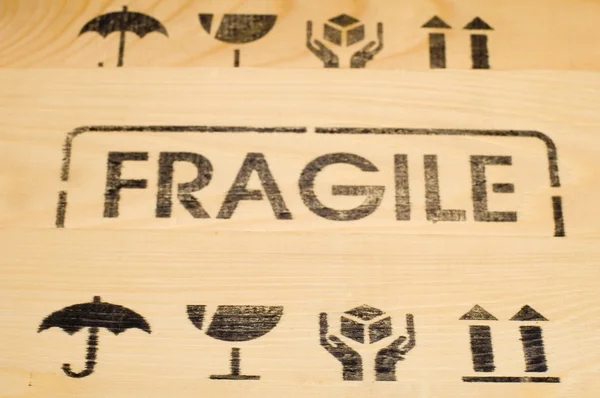 Fragiles Schild auf Holz — Stockfoto