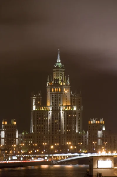 Wieżowiec w nocy — Zdjęcie stockowe