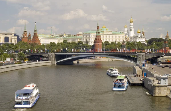 Kreml und Fluss — Stockfoto