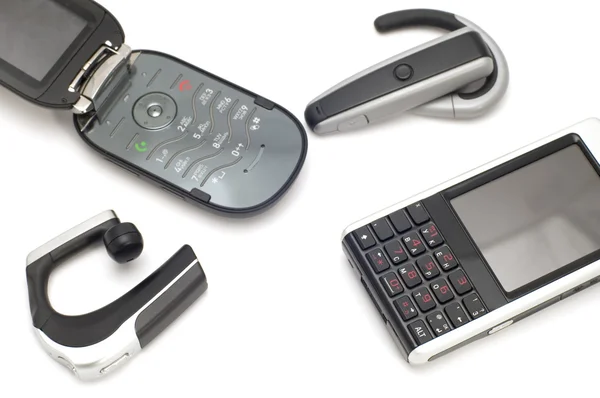 Telefony komórkowe ze słuchawkami — Zdjęcie stockowe