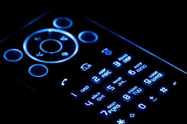 Mobiltelefon på svart — Stockfoto