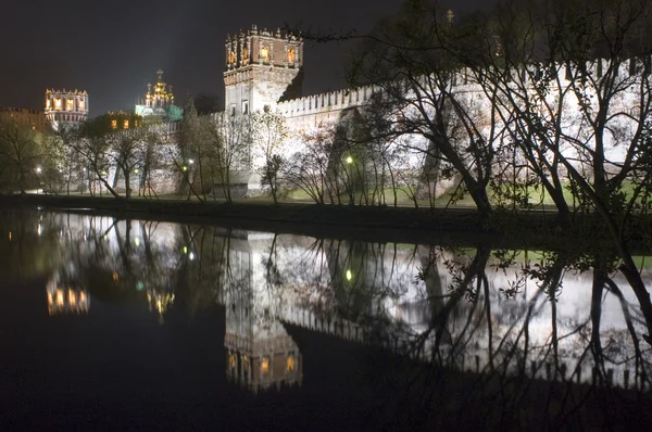 在夜晚的修道院公园 — 图库照片
