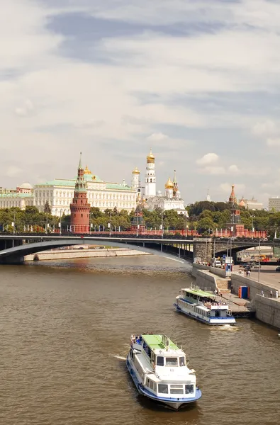 Moskauer Fluss und Kreml — Stockfoto