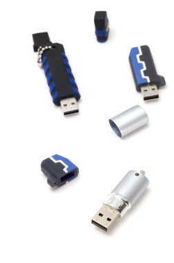 Beyaz üstünde USB birden parlamak bellek