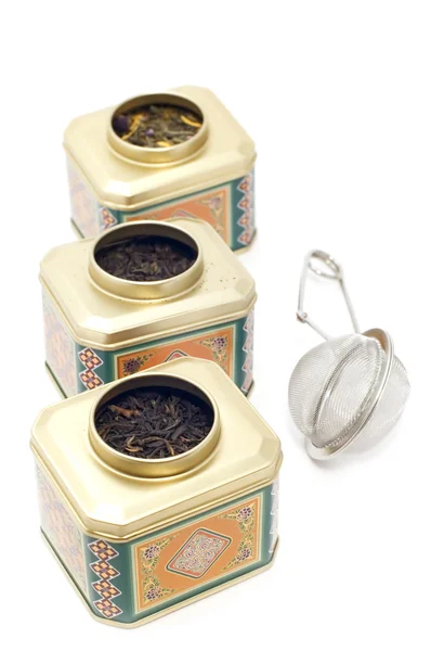 Çay kutuları ile çay süzgeci — Stok fotoğraf