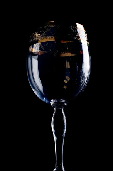 Бокал вина на черном — стоковое фото