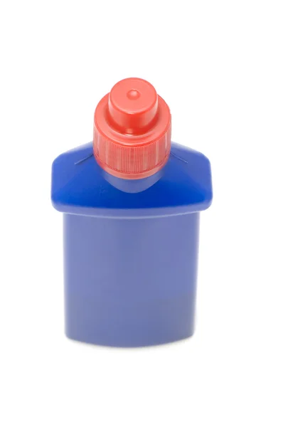 Синя пластикова пляшка на білому — стокове фото