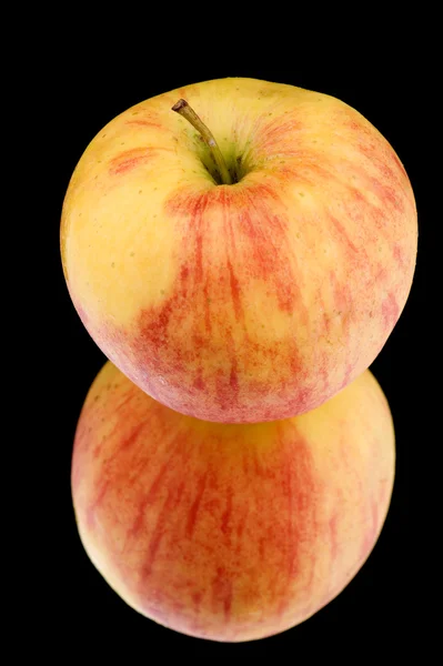Manzana en negro — Foto de Stock