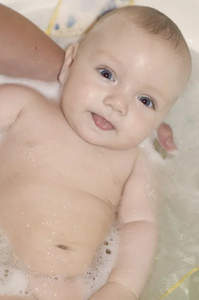 Ребенок в ванне крупным планом — стоковое фото