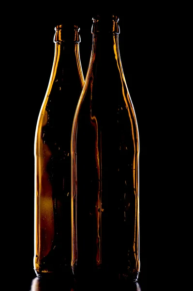 Pivní láhev na černém pozadí — Stock fotografie