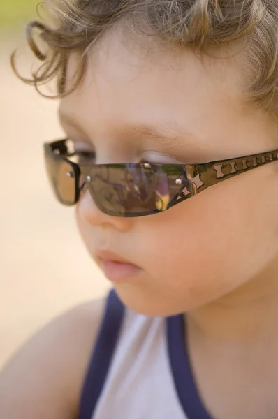 Ragazzo in occhiali da sole macro — Foto Stock