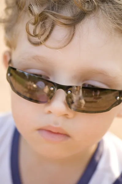 Güneş gözlüklü çocuk yakın çekim — Stok fotoğraf