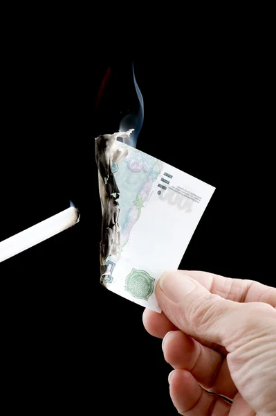 Hořící peníze s cigaretou — Stock fotografie