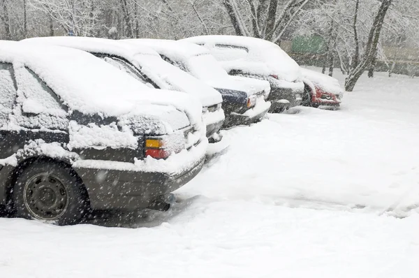 Auto bei Schneefall — Stockfoto