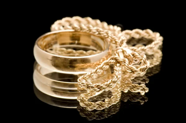 Řetězec a prsten na černém pozadí — Stock fotografie
