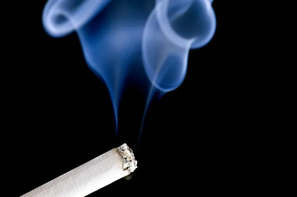 Сигарета на черном — стоковое фото