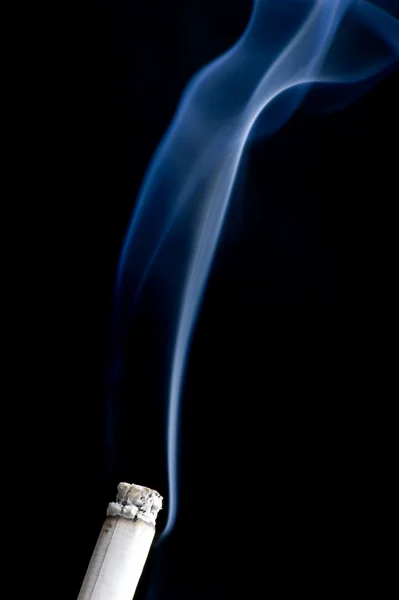 Sigaret met rook close-up — Stockfoto