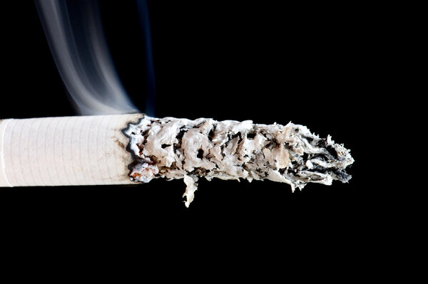Сигарета с дымом
