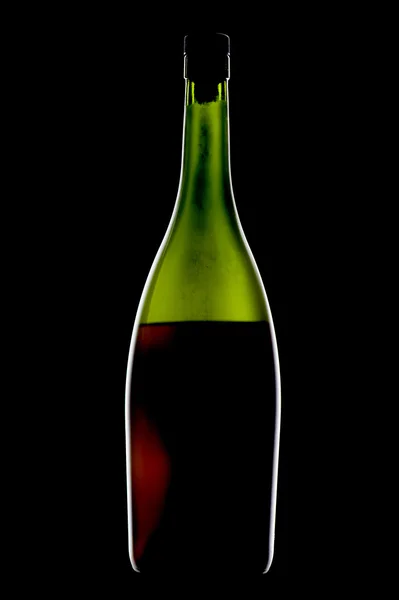 Botella de coñac en negro —  Fotos de Stock