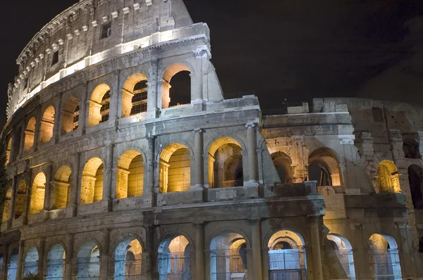 Colosseum i natt på nära håll — Stockfoto