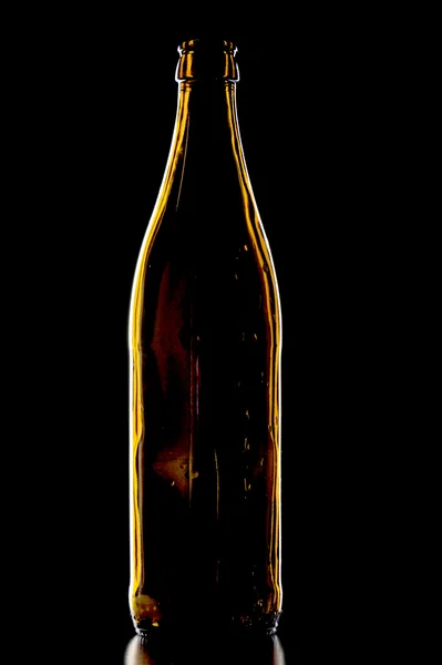 Bottiglia di birra vuota su nero — Foto Stock
