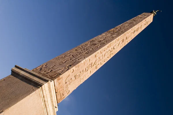 Egyptský obelisk na modré obloze — Stock fotografie