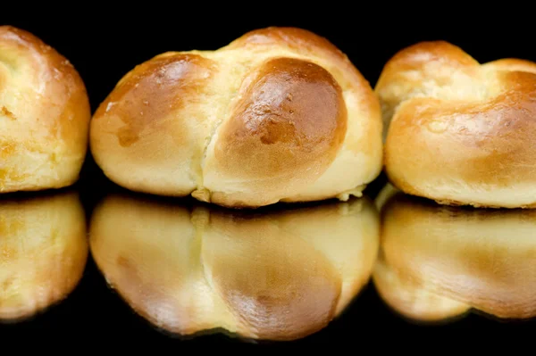 Pequeno pão fresco em closeup preto — Fotografia de Stock
